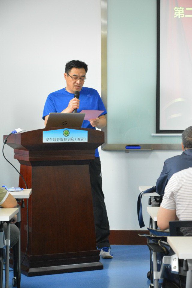 副班长屈强宣读感谢信