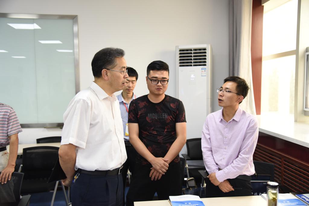 李树刚副校长与长武煤炭工业局学员交谈